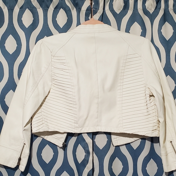 Charlotte Russe cropped jacket - Picture 4 of 14
